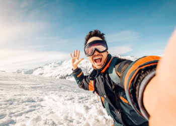 Creative Travel Selfies Unique Poses and Ideas for Capturing Yourself on the Go