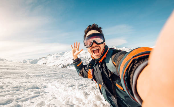 Creative Travel Selfies Unique Poses and Ideas for Capturing Yourself on the Go
